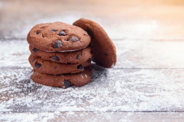 gallery/shortbread-cookies-with-chocolate-chips-wooden-sprinkled-with-powdered-sugar-fresh-pastry-oatmeal-cookies-dessert_141188-147