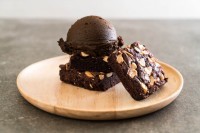 gallery/chocolate-brownies-with-chocolate-ice-cream_1339-71128